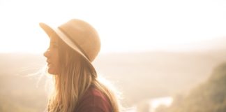 Ciemne włosy z refleksami