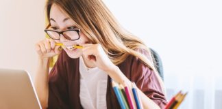 Odklejamy naklejkę z szyby