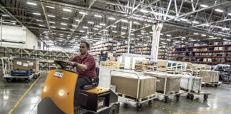 Wyposażenie magazynu a bezpieczeństwo pracy – o czym warto pamiętać