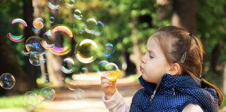 Spełnienie dziecięcych marzeń, czyli magia baniek mydlanych