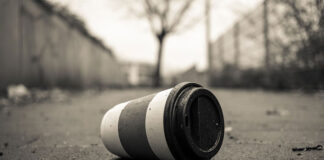 Nieekologiczny kubek jednorazowy do kawy