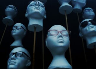 Czy styropian musi być zaciągnięty klejem?