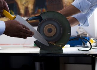 Jak ostrzyć nożyczki i pod jakim kątem? Jak ostrzyć nożyczki i pod jakim kątem?